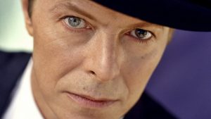 Amigos David Bowie le homenajean