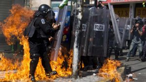 MEXICO: Otros dos muertos en disturbios por el alza de gasolina; suben a seis MEXICO: Otros dos muertos en disturbios por el alza de gasolina; suben a seis