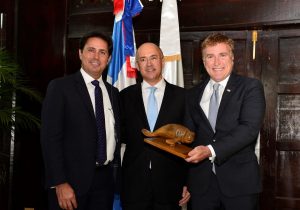 Medio Ambiente reconoce al Embajador de EEUU