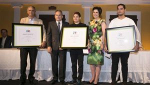 Concurso de Arte León Jimenes entrega premio