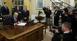 Lo primero que hizo Trump fue firmar decreto contra el sistema «Obamacare»