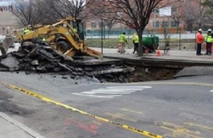 Se abre calle y se traga dos vehículos en el Alto Manhattan
