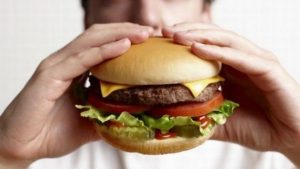 Por exigencias de horario, universitarios elevan consumo comida rápida