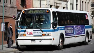Será tres dólares la nueva tarifa del transporte público en Nueva York