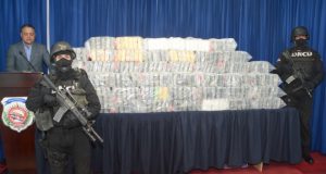 Ocupan 411 paquetes de droga y arrestan a ocho en una lancha