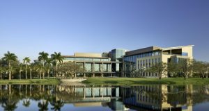 Médico oncólogo dominicano dirige el Miami Cáncer Institute Médico oncólogo dominicano dirige el Miami Cáncer Institute