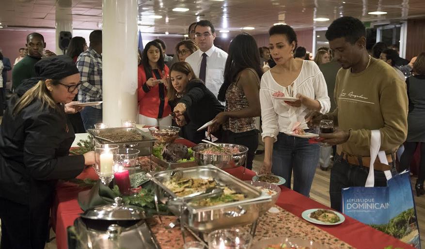 Parte de los asistentes a a  cena de Navidad ofrecida por el consulado dominicano en París.
