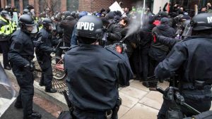 Policía dispersa con gas pimienta manifestantes anti Trump