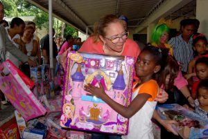Plan Social entrega juguetes a cientos de niños en la RD