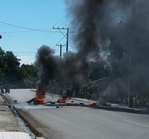 VILLA TAPIA: Protestan en demanda solución aguas negras