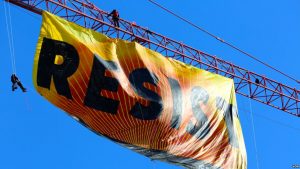 WASHINGTON: Activistas colocan bandera de ‘resistencia’