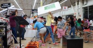 MEXICO: 20 mil comercios cierran por miedo a saqueos tras alzas gasolinas MEXICO: 20 mil comercios cierran por miedo a saqueos tras alzas gasolinas