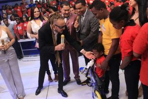 Toño y El Pachá regalan juguetes en Color Visión