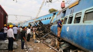INDIA: Más de 30 muertos al descarrilarse tren