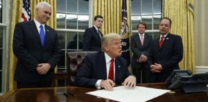 Trump firma orden que impide a EE.UU. financiar grupos pro aborto en exterior