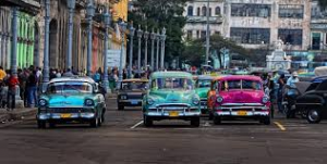 Impresionan a los turistas los autos cubanos