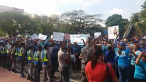 Maestros marchan hacia Educación en demanda de un aumento salarial Maestros marchan hacia Educación en demanda de un aumento salarial