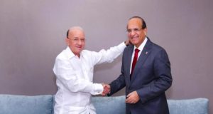 Aristy Castro saluda a Castaños Guzmán.