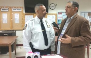 Jefe precinto policial Alto Manhattan patrulla calles junto agentes Jefe precinto policial Alto Manhattan patrulla calles junto agentes