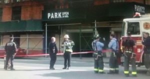 Se derrumba parqueo en El Bronx y aplasta decenas de autos