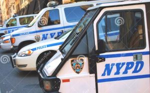 Usan vehículos policía NY para exhibir letreros contra Trump