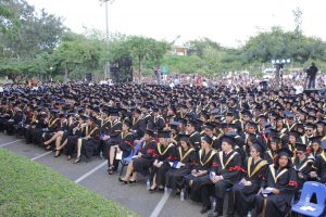 Mujeres lideran graduación PUCMM