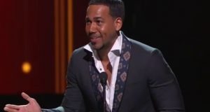 Romeo Santos recibe el Premio Lo Nuestro a la Excelencia Musical Romeo Santos recibe el Premio Lo Nuestro a la Excelencia Musical
