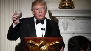 Trump y gobernadores discuten revocar y reemplazar Obamacare