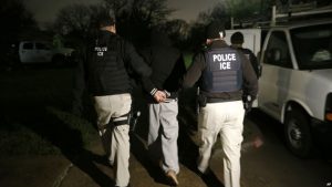 TEXAS: Reinstalan como delito grave ‘albergar’ a indocumentados