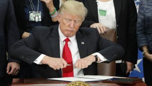 Gobierno de Estados Unidos prohíbe  entrada refugiados durante 120 días