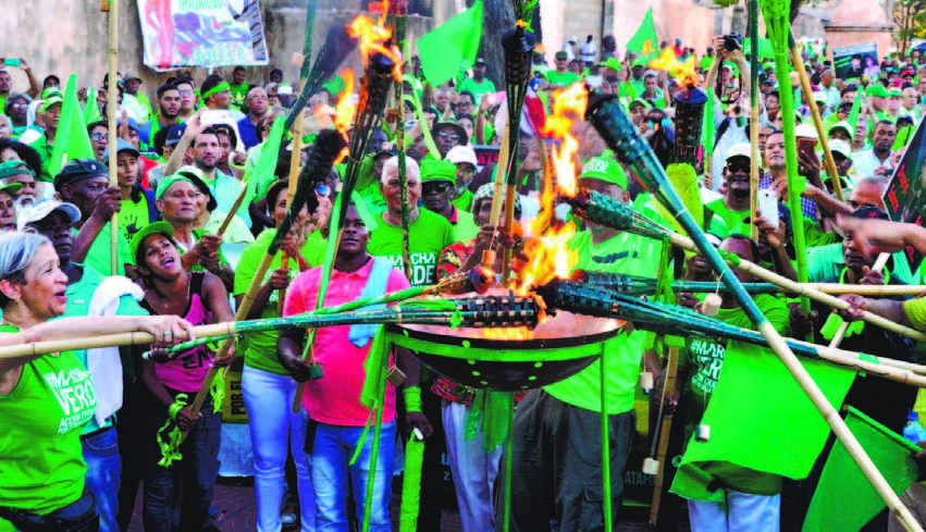 Capitaleños reciben a la antorcha contra corrupción en el parque Independencia imagen
