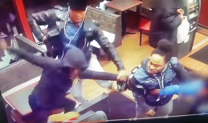 Grupo de pandilleros asalta negocio de comida rápida en Brooklyn imagen