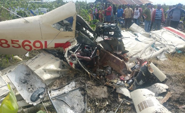 Piloto muere al caer avioneta fumigaba en una finca de arroz de Villa Tapia imagen