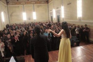 Violinista Aisha Syed brilla en escenarios italianos