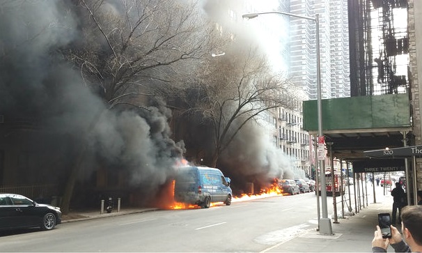 Incendio de varios vehículos provoca pánico en el bajo Manhattan