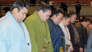 Japón recuerda en silencio a los miles de muertos de su peor terremoto