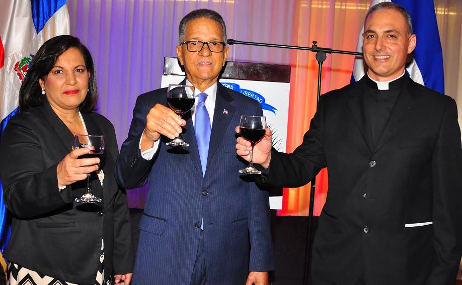 El embajador dominicano en Honduras, José Osvaldo Leger, junto a Rossana Guevara y a monseñor José Antonio Rodríguez.