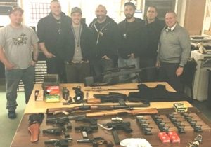 Ocupan arsenal en área residen cientos dominicanos en Queens