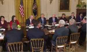 EE.UU: Trump propone recortar ayuda internacional, aumentar defensa