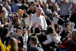 El papa Francisco pide a la gente revisar la Biblia tanto como los celulares El papa Francisco pide a la gente revisar la Biblia tanto como los celulares