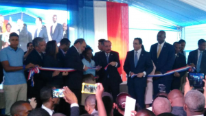 Danilo Medina inaugura escuela de 28 aulas en barriada de Santo Domingo Este