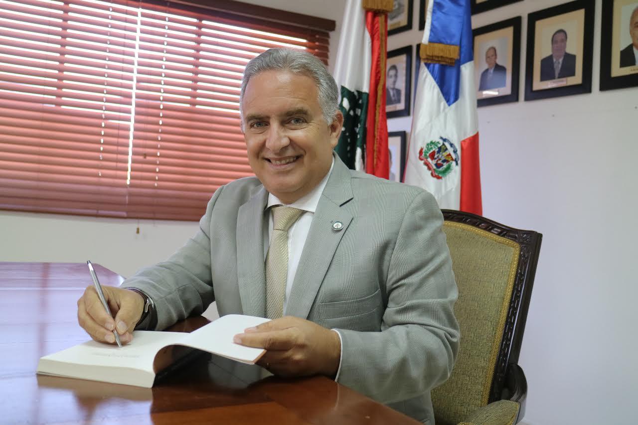 Elvis Alam pone a circular libro «Entre dos amores» imagen