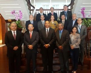 Valdez Albizu participa en reunión de organismos financieros en Panamá
