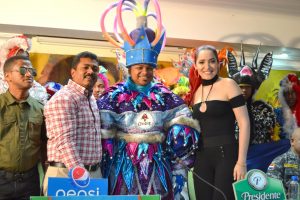 Sergio Vargas y Musicólogo en carnaval Los Alcarrizos
