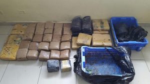 Apresan teniente coronel PN y a otros 4 hombres con 41 pacas de marihuana