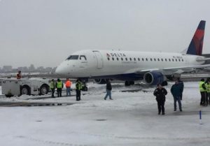 Avión Delta queda atascado en banco de nieve en aeropuerto LaGuardia Avión Delta queda atascado en banco de nieve en aeropuerto LaGuardia