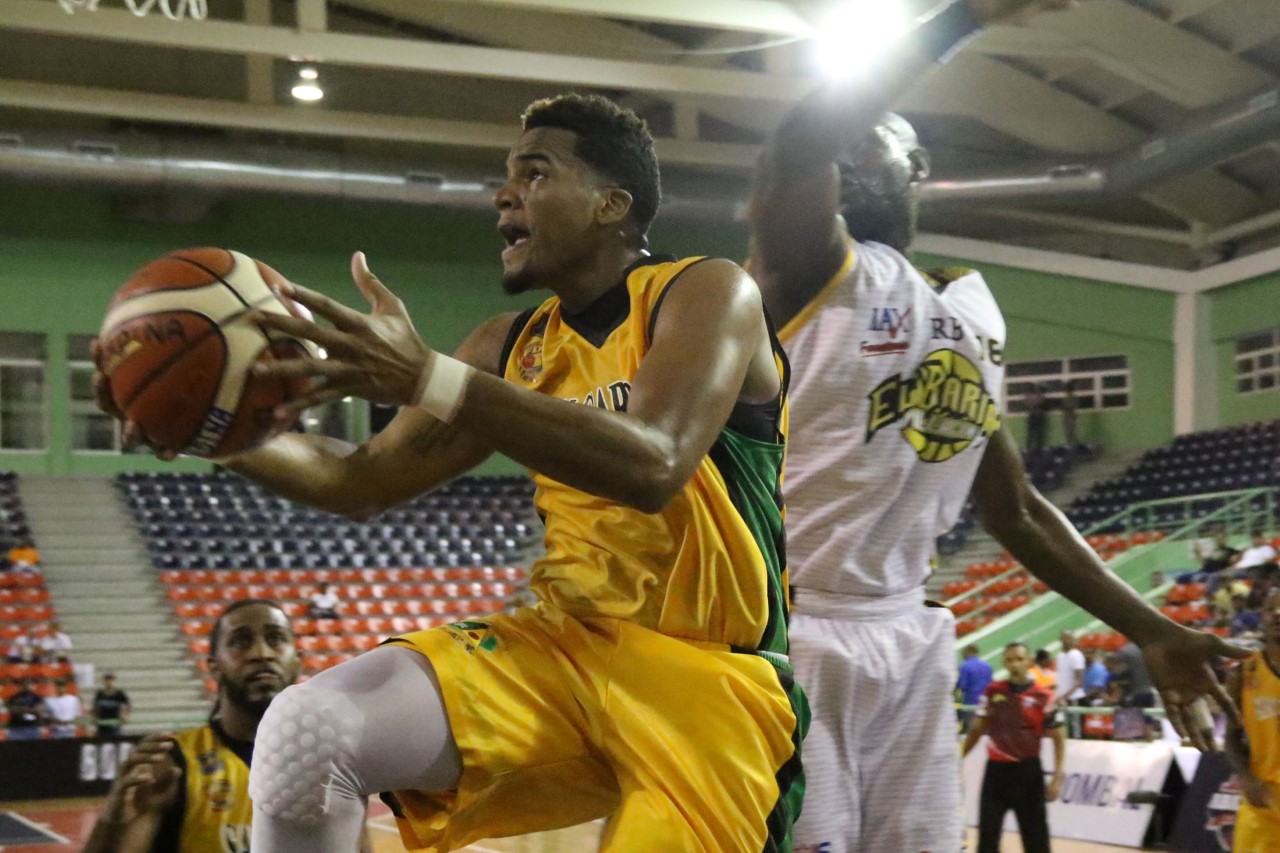 Rafael Barias vence San Carlos en el basket del DN imagen