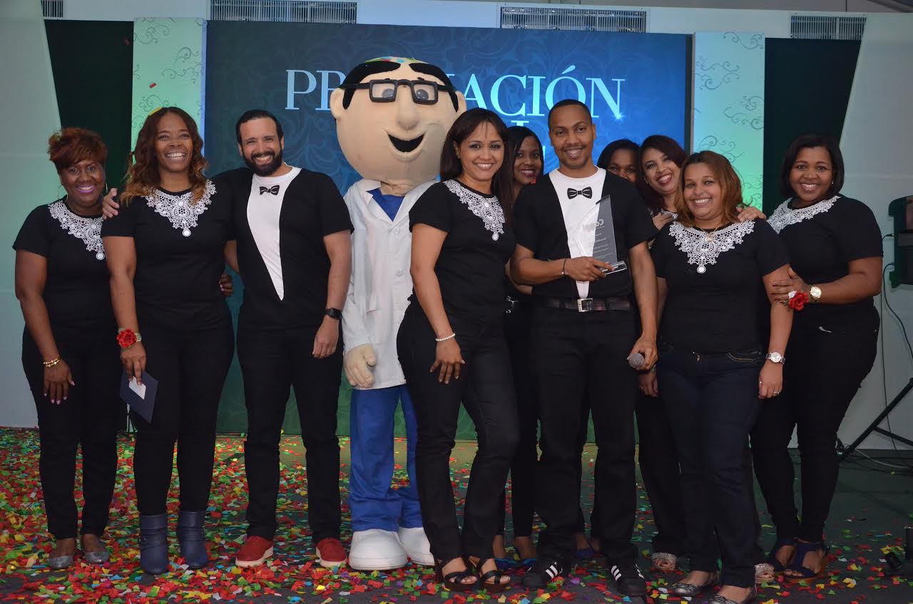 El personal de la sucursal Gazcue, ganadores por su desempeño en el año 2016, junto a Julio Rafael Curiel y el doctor Carol.