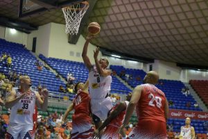 Plaza y Cupes ganan en el baloncesto de Santiago