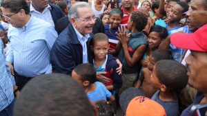 Danilo Medina visita La Ciénaga y Los Guandules para iniciar saneamiento